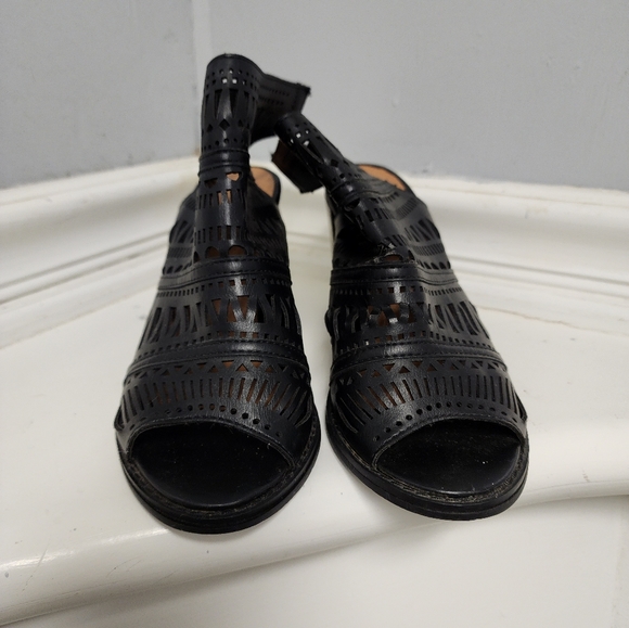 Women's Pumps - Picture 3 of 5